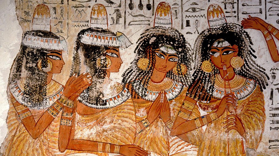 اسرار سحر وجاذبية المرأة المصرية القديمة؟ _103803262_56446e30-4747-48bc-a52b-032c404d00f1