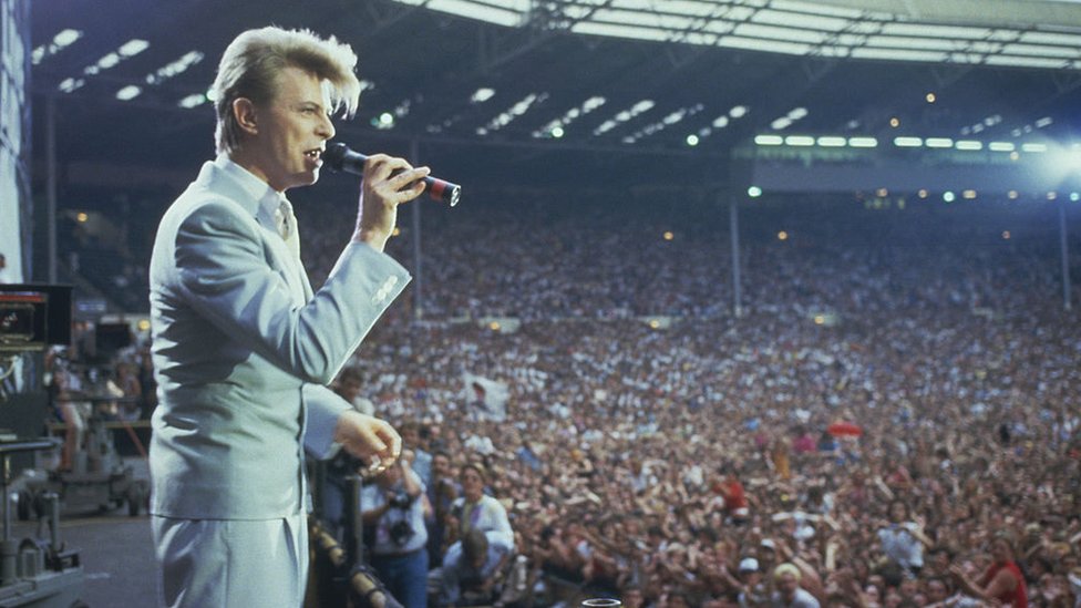 Дэвид Боуи на сцене Live Aid на стадионе Уэмбли в Лондоне, 13 июля 1985 г.