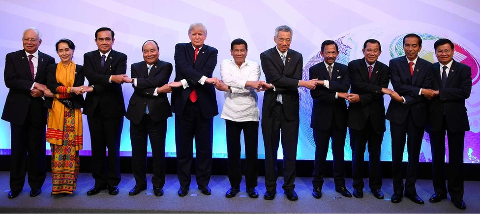 Президенти Трамп і Дутерте (в центрі) та інші лідери країн ASEAN