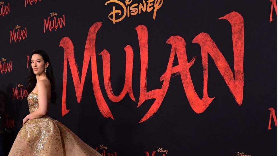 Американско-китайская актриса Ифэй Лю посетила мировую премьеру диснеевского фильма «Мулан» в Театре Долби в Голливуде 9 марта.