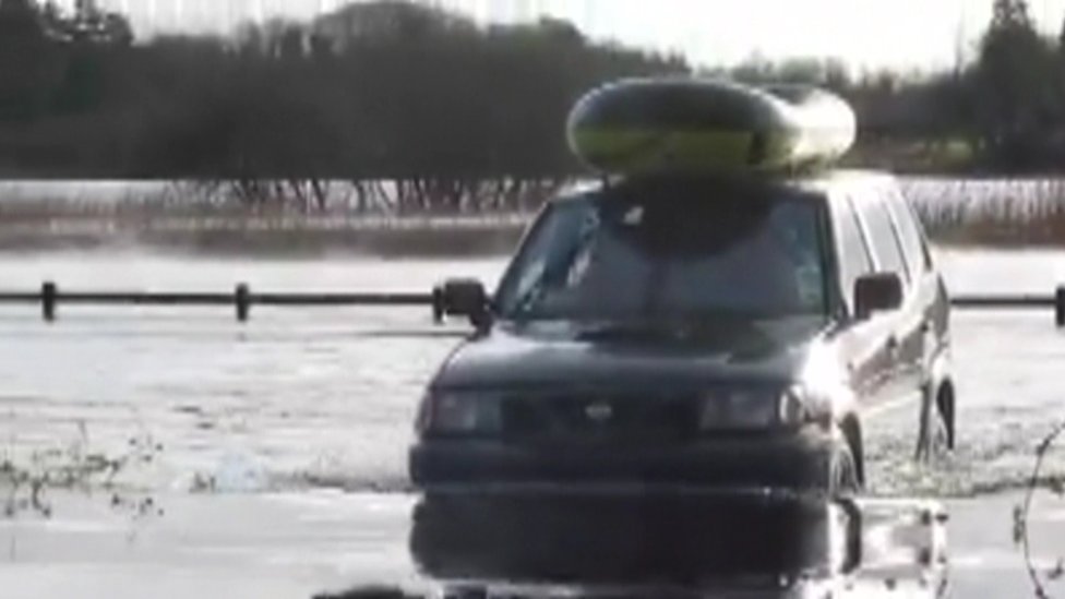 Семья Халпинов купила лодку и внедорожник, чтобы пережить наводнение возле своего дома