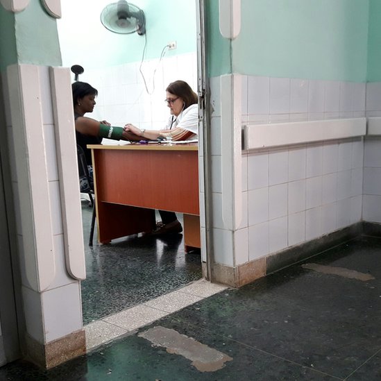 Al igual que la salud pública, muchos servicios en Cuba como la educación, el transporte o la alimentación básica, son subvencionados por el Estado. Consulta médica en Cuba