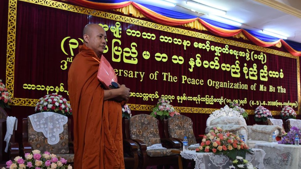 Wirathu di depan organisasi Ma Ba Tha tahun 2016