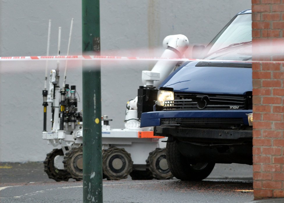 Робот для обезвреживания бомб рядом с фургоном Адриана Исмэя после того, как под автомобилем произошел взрыв