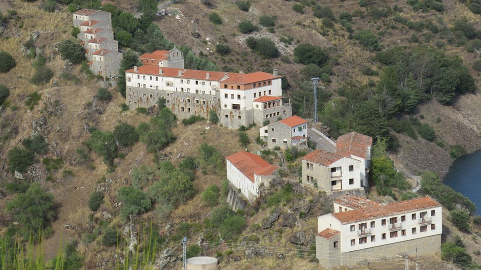 Salto de Castro tiene 44 viviendas, un hotel, una iglesia, un colegio, una piscina municipal y un cuartel.