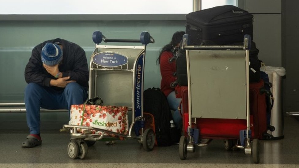 Un pasajero con su equipaje en el aeropuerto JFK de Nueva York