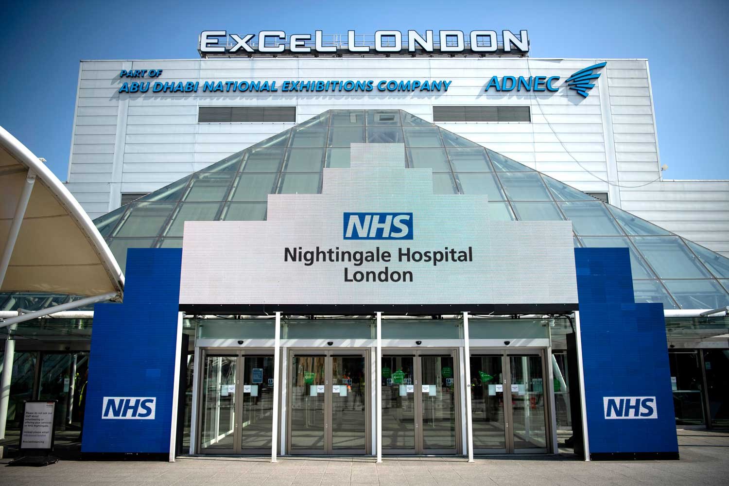 Главный вход в больницу NHS Nightingale