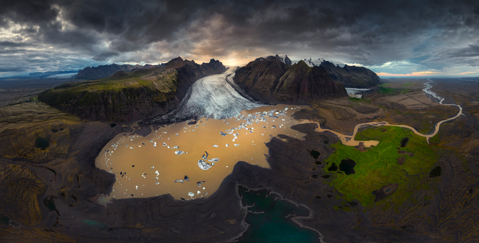 Ova panorama od 360 stepeni, snimljena dronom prikazuje glečer Skaftafelsjokul