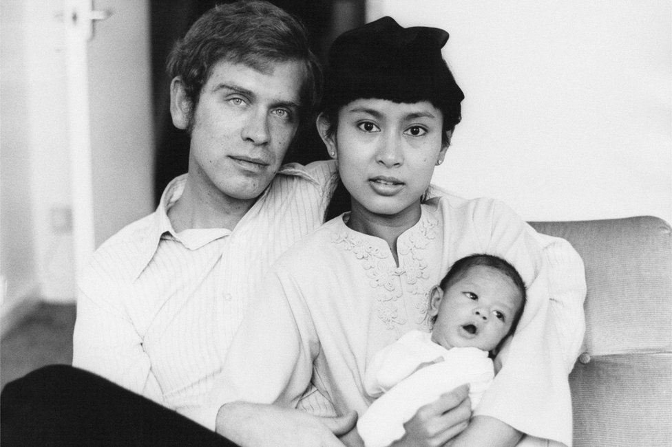 Aung San Suu Kyi, Michael Aris ve oğlu Alexander ile 1973'te Londra'da.