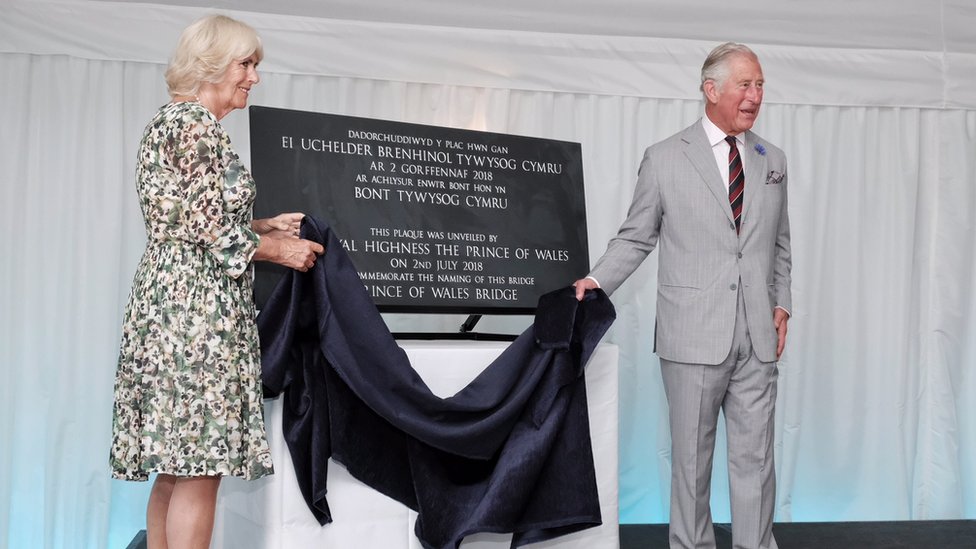 Принц Уэльский и герцогиня Корнуоллская открыли мемориальную доску, означающую новое название пересечения Второй Северн