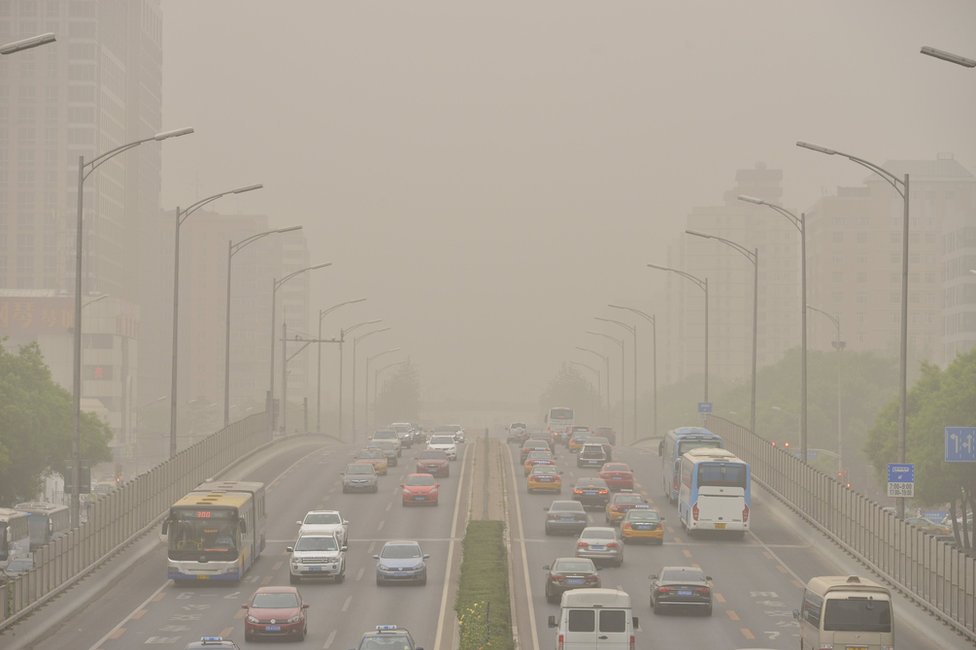 Транспортные средства видны на дорогах во время пыльной бури в Пекине, Китай, 4 мая 2017 г.