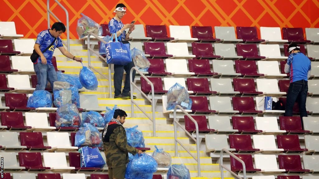 Pendukung timnas Jepang bersih-bersih di stadion