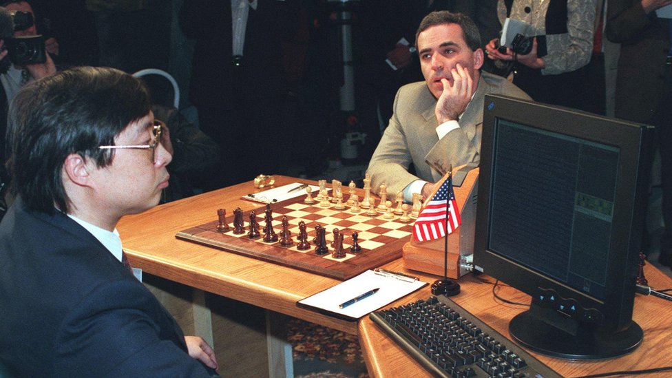 Feng-hsiung Hsu i Gari Kasparov tokom meča u Njujorku 1997. godine