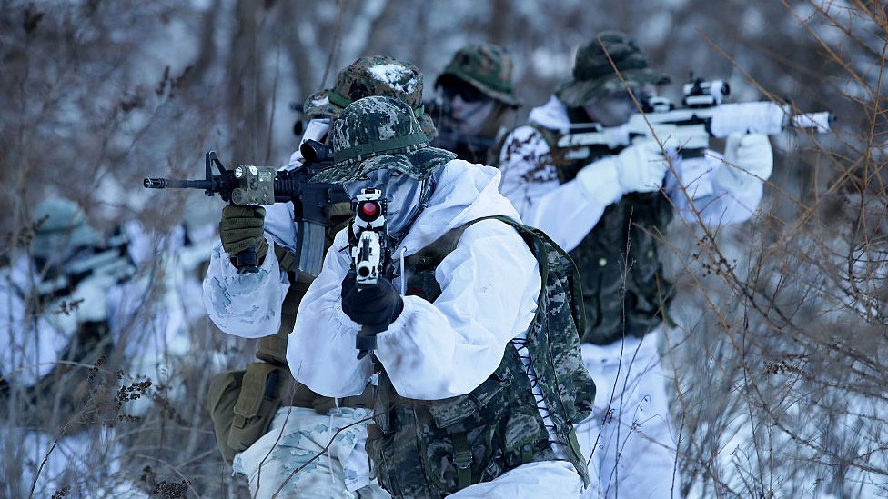 Estados Unidos mantiene un amplio despliegue militar en Corea del Sur y otros países de la zona. Marines estadounidenses participan en unos ejercicios invernales conjuntos con soldados surcoreanos en la localidad de Pyeongchang-gun