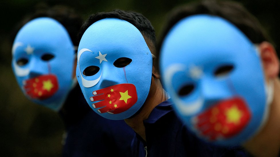 穆斯林戴著有星月標誌和中國國旗的面罩舉行抗議。