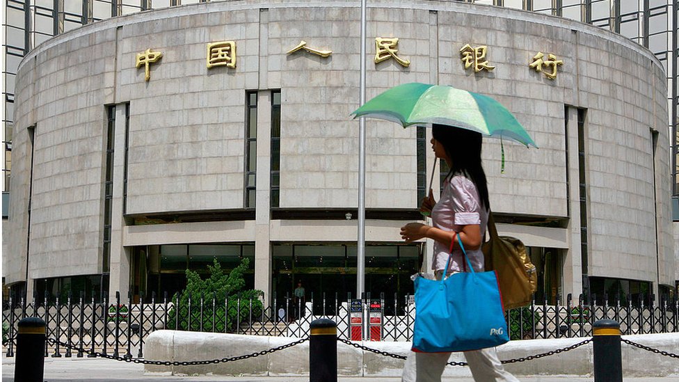 Пешеход проходит мимо Народного банка Китая