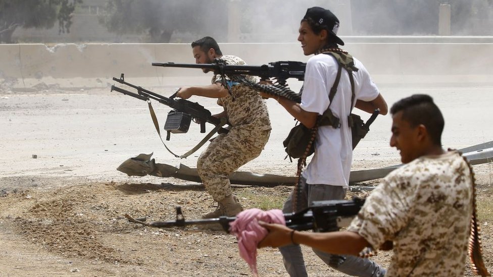 Бойцы, верные международно признанному Правительству национального согласия (ПНС), открывают огонь со своих позиций в районе ас-Савани к югу от ливийской столицы Триполи во время столкновений с силами, верными сильному человеку Халифе Хафтару