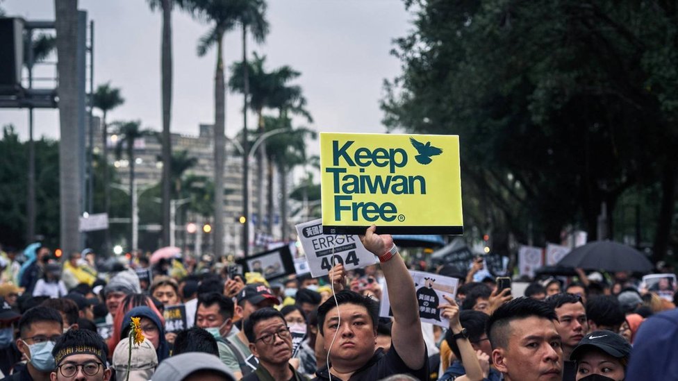 protesters outside legislative Yuan of Taiwan