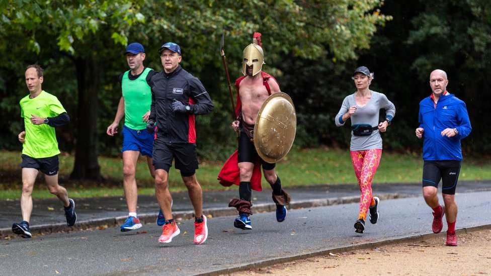 Бегуны принимают участие в виртуальном лондонском марафоне в Далвич-парке на юге Лондона 4 октября