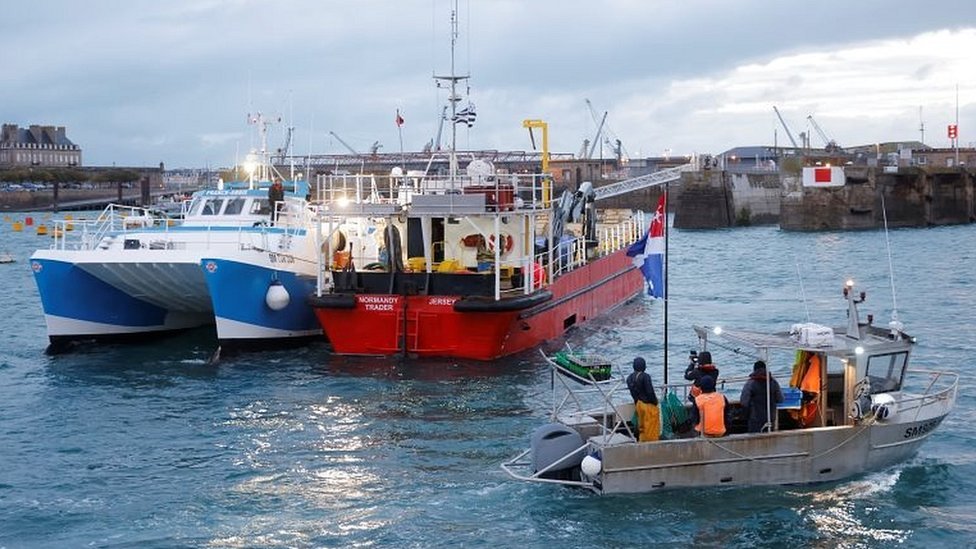 Barcos franceses bloquean la entrada al puerto de St Malo como protesta.