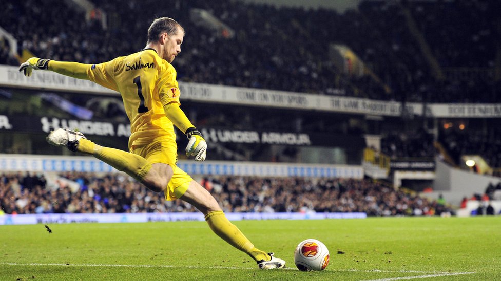 Portero sacando de meta.