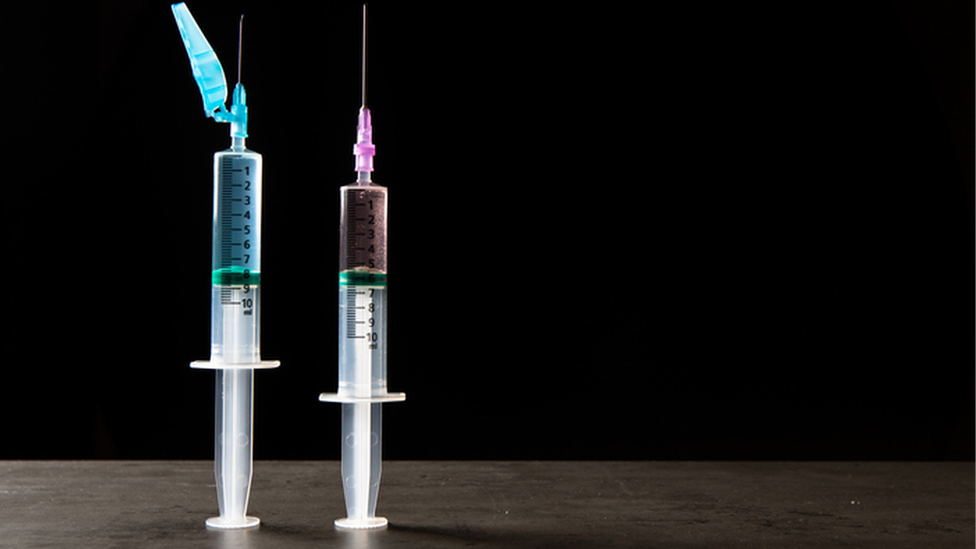 Duas vacinas num fundo preto
