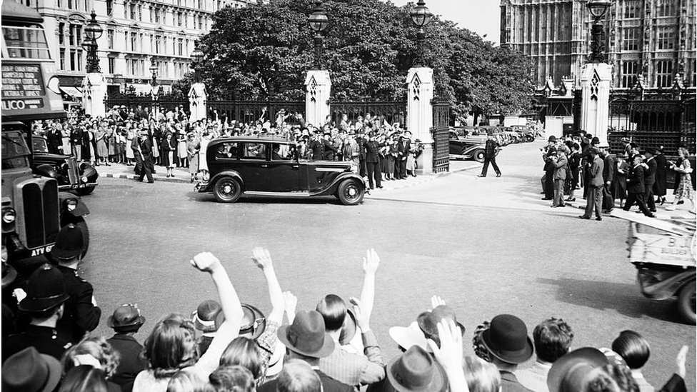 Automóviles llegan al Westminster gente afuera 1939