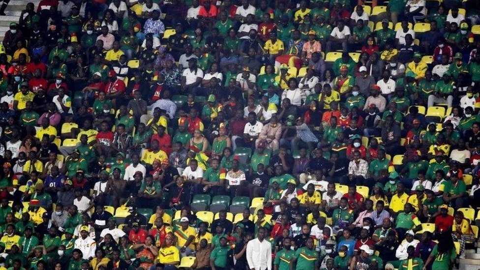 Fanáticos de Camerún en el estadio Olembe