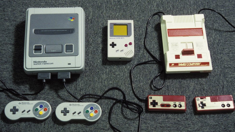 Juegos de Nintendo en Japón en 1992. Super Famicon, Gameboy y Game machine.