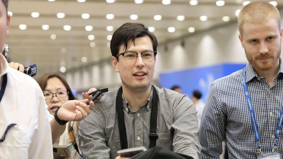 29-летний австралийский студент Алек Сигли, задержанный в Северной Корее, прибывает в международный аэропорт Пекина в Пекине, Китай