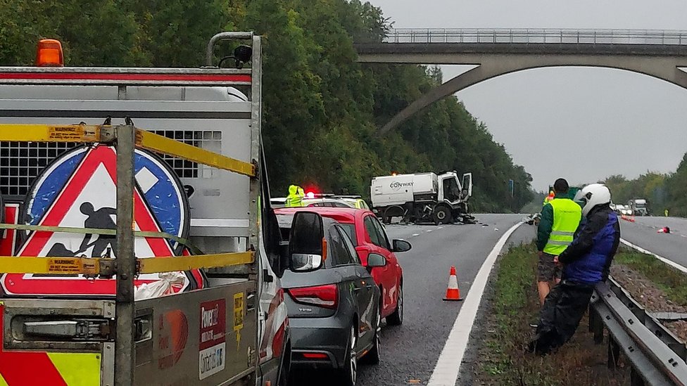 M25 crash: Two-vehicle collision closes motorway in Kent - BBC News