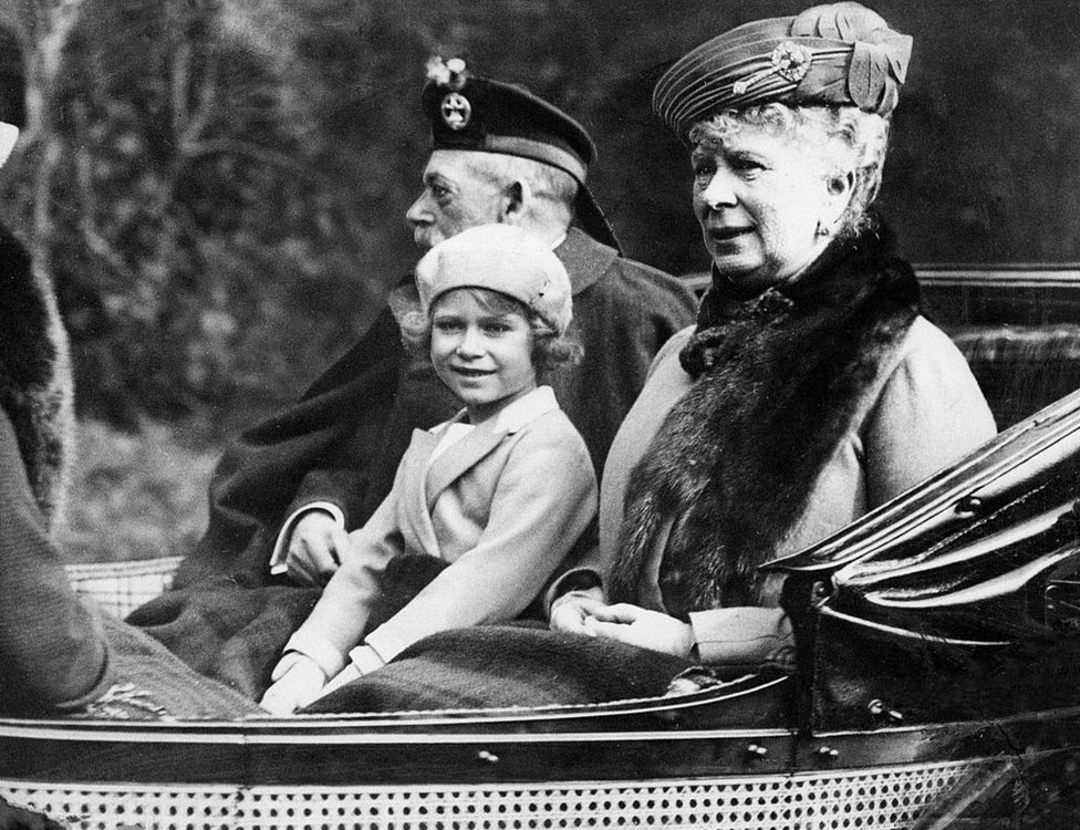 La princesa Isabel con sus abuelos, el rey Jorge V y la reina María, en el camino de regreso a Balmoral después de asistir a la iglesia en la cercana Crathie en septiembre de 1932.