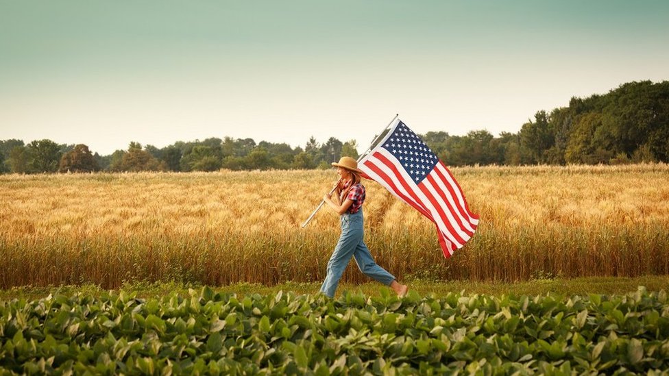 ABDli bir çiftçi kadın bayrakla gezerken