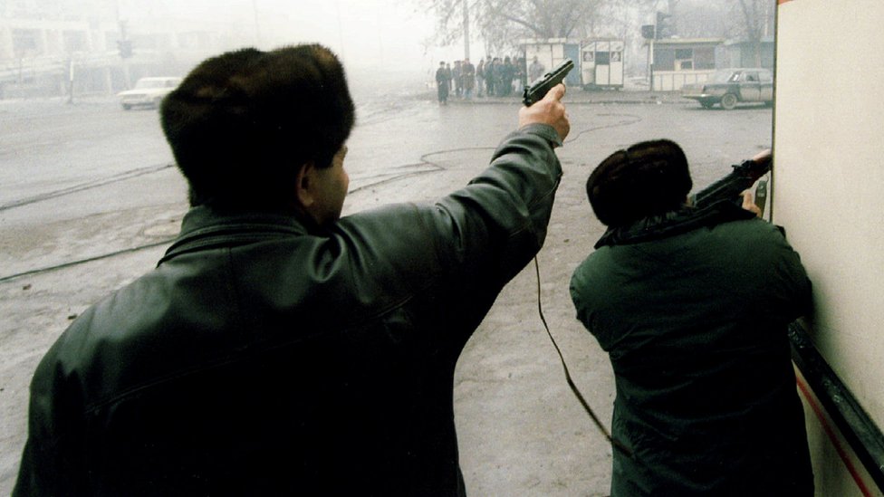 Čečenski pobunjenici pucaju na ruske trupe u Groznom 1995. godine