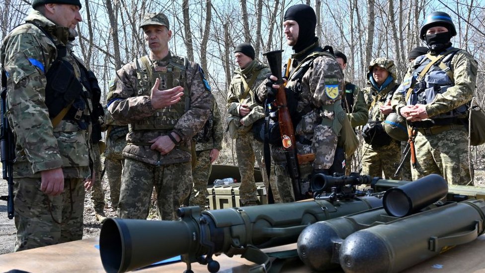 Soldados ucranianos recibiendo instrucciones.