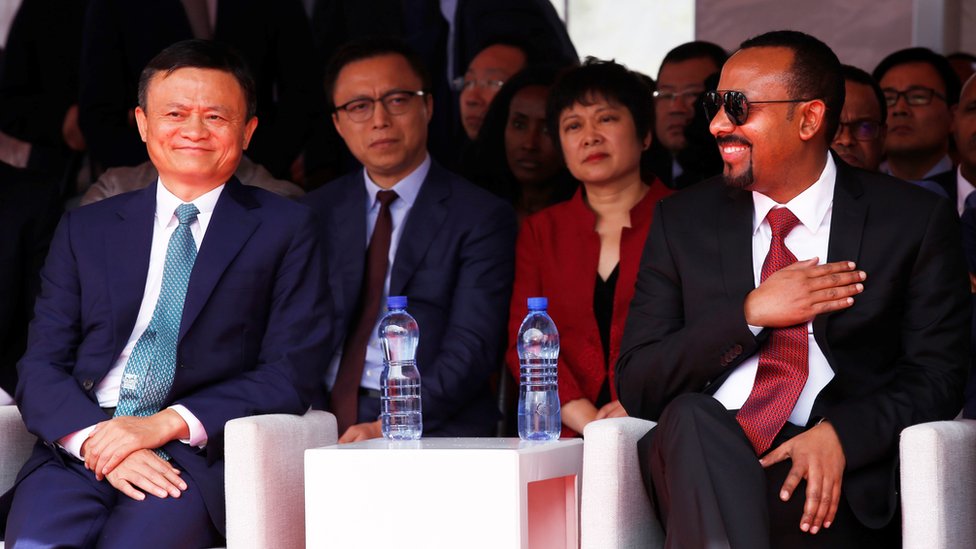 Премьер-министр Эфиопии Абий Ахмед (справа) и китайский основатель платформы электронной коммерции Alibaba Джек Ма на электронной всемирной торговой платформе в Аддис-Абебе, Эфиопия, 25 ноября 2019 г.