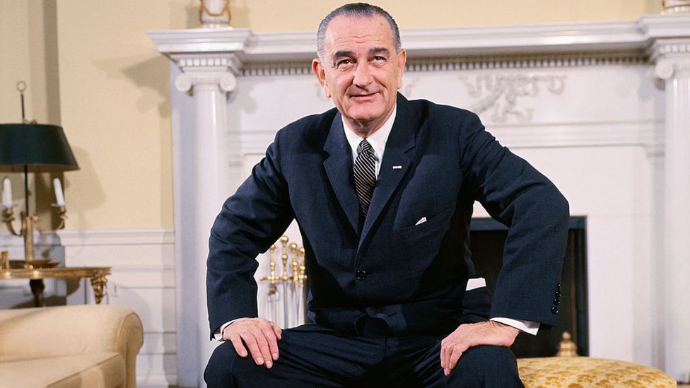 Lyndon B. Johnson en la oficina oval