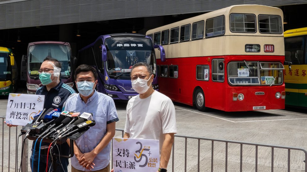 （左至右）香港西九龍高鐵站巴士總站外趙家賢、區諾軒與戴耀廷對記者講話（11/7/2020）