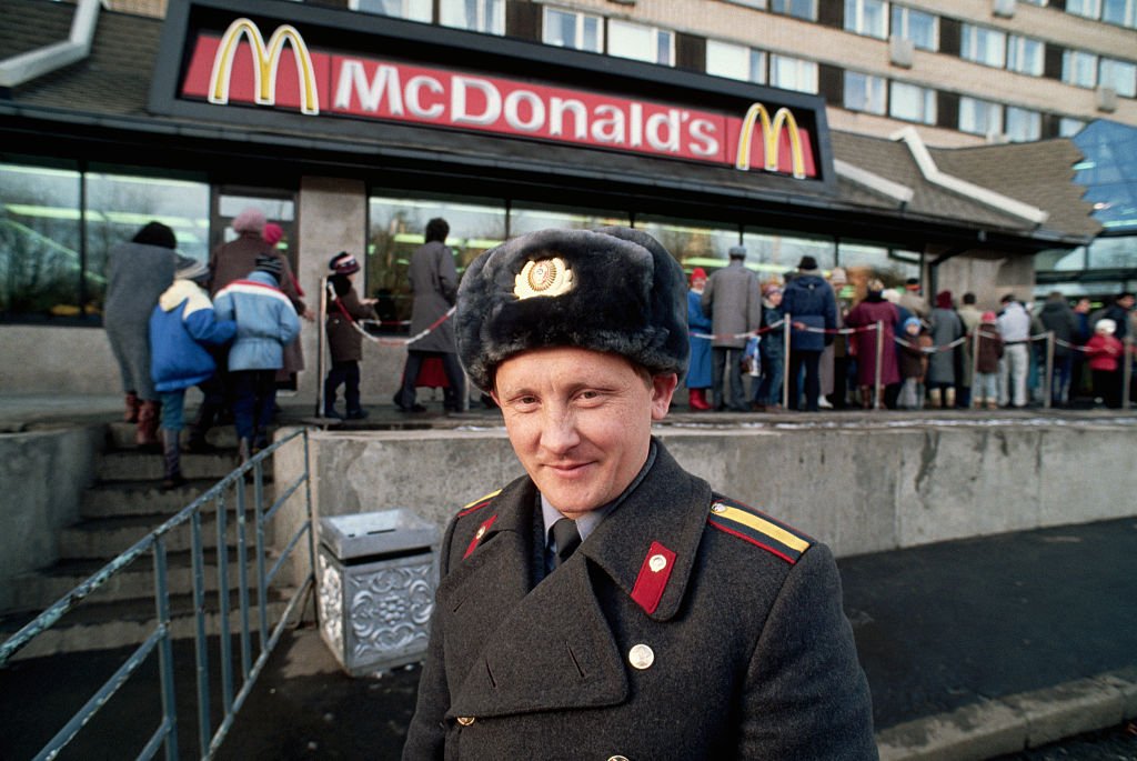 Un policía soviético junto a una fila de personas que esperan para ingresar a un McDonald's recién inaugurado en la calle Gorky en Moscú en 1990.