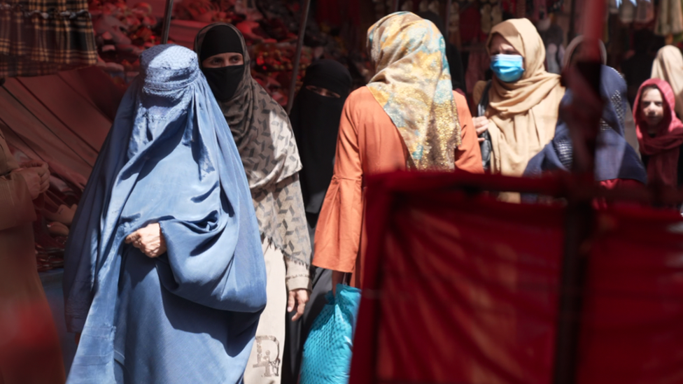 Kabil'de alış verişe çıkan kadınlar
