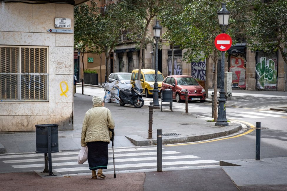 Mujer mayor en caminando en calle en España