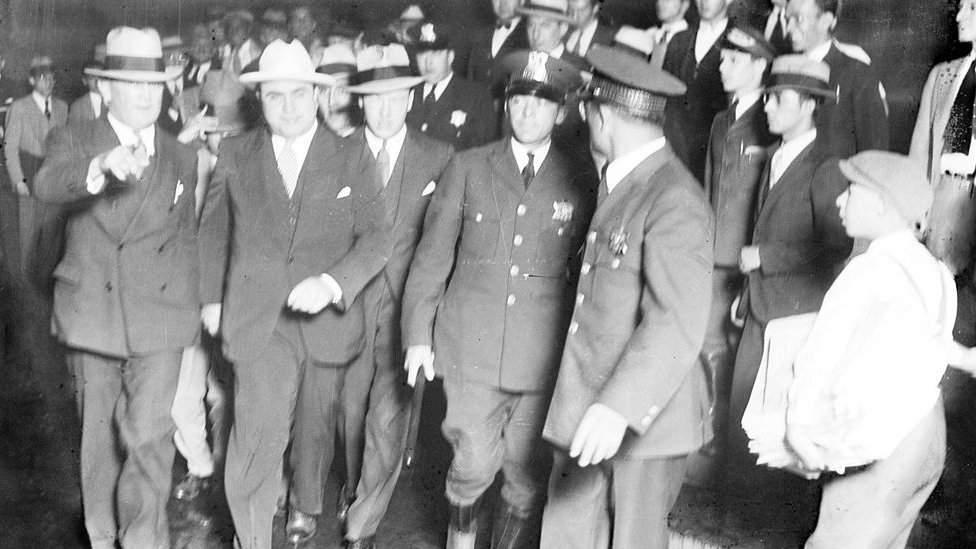 Al Capone es llevado a juicio en 1931.