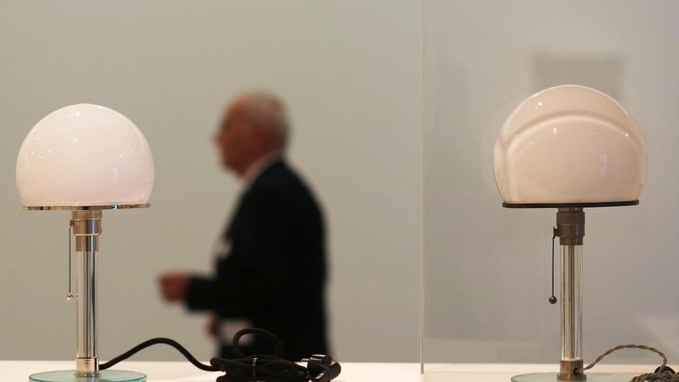 Una lámpara de mesa creada por Wilhelm Wagenfeld, un diseño icónico de la Bauhaus, junto a una réplica moderna en el museo Bundeskunsthalle de Alemania. (Foto: Oliver Berg/DPA/Alamy) Lámparas de mesa en el estilo de la Bauhaus (Foto: Oliver Berg/DPA/Alamy)