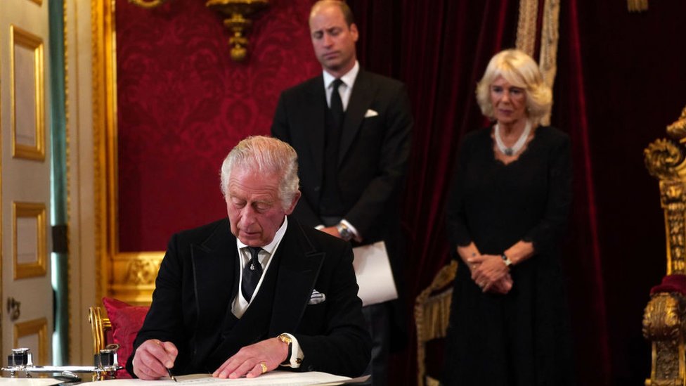 Carlos III y Camila, la reina consortey el Príncipe William