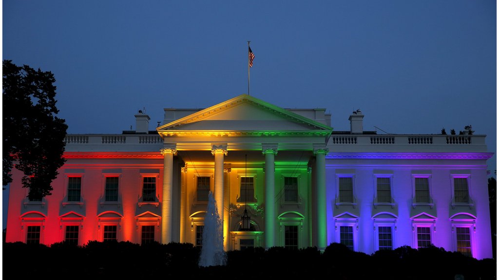 La Casa Blanca fue iluminada con los colores del arcoiris cuando la Corte Suprema de Justicia declaró la constitucionalidad del matrimonio homosexual.