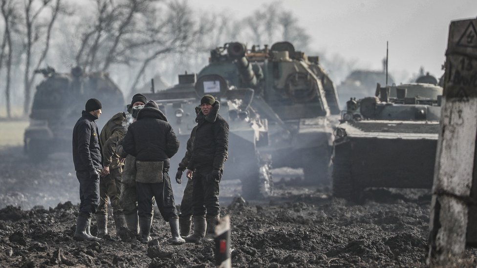 Rus askerleri ve zırhlı araçlar Rusya'nın Rostov bölgesinde yolda duruyor