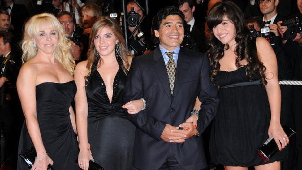 Ünlü futbolcu uzun süre eski eşi Claudia Villafane'dan (solda) olan iki kızı dışında çocuğu olmadığını ileri sürmüştü