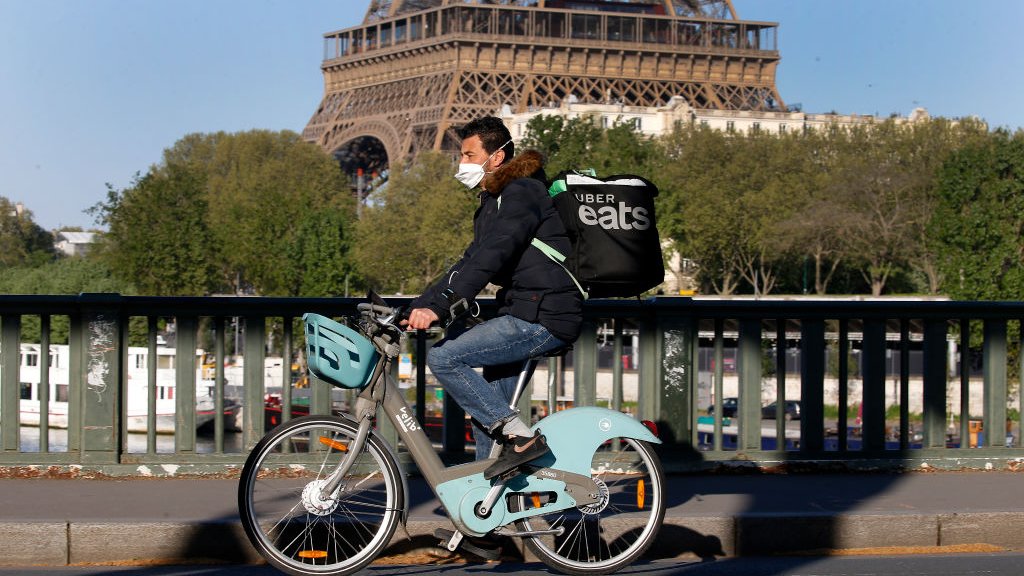 شخص يقود دراجة هوائية قرب برج ايفيل في باريس