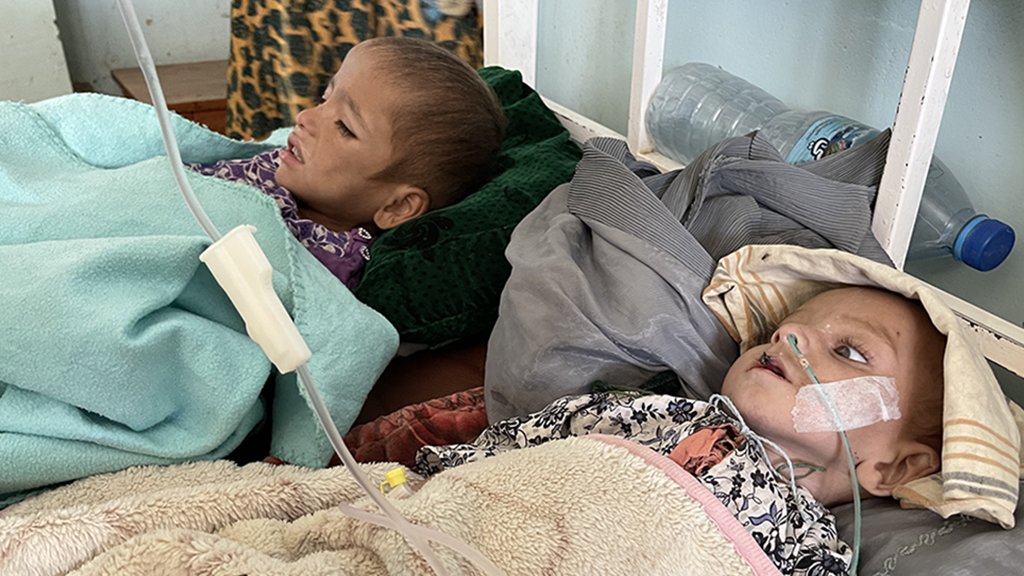 أطفال يتلقون العلاج الطبي في مستشفى مير فيز في قندهار ، أفغانستان ، 28 أكتوبر 2021