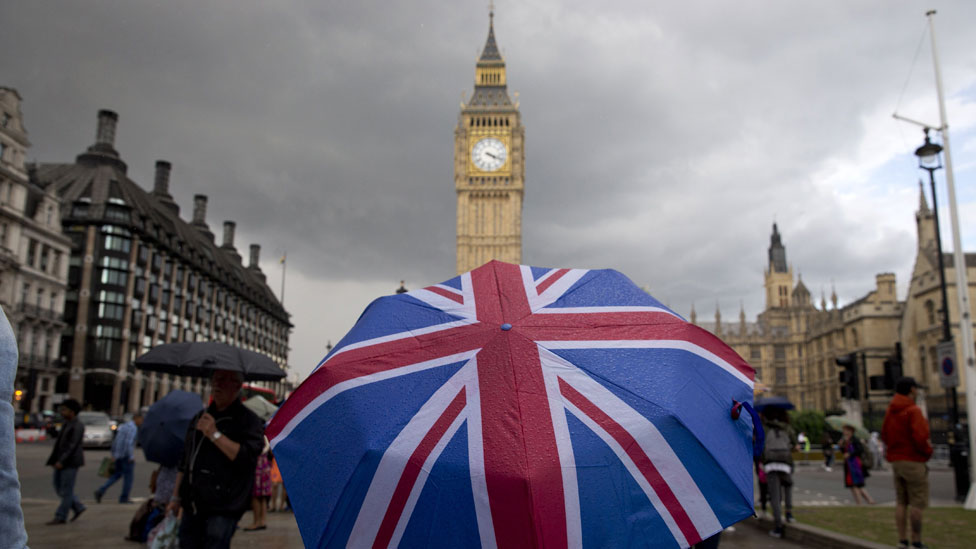 Britanska zastava na kišobranu ispred parlamenta